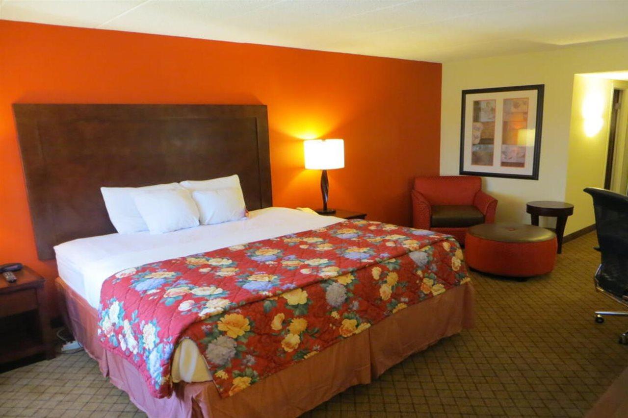 Ramada By Wyndham Lansing Hotel & Conference Center Extérieur photo