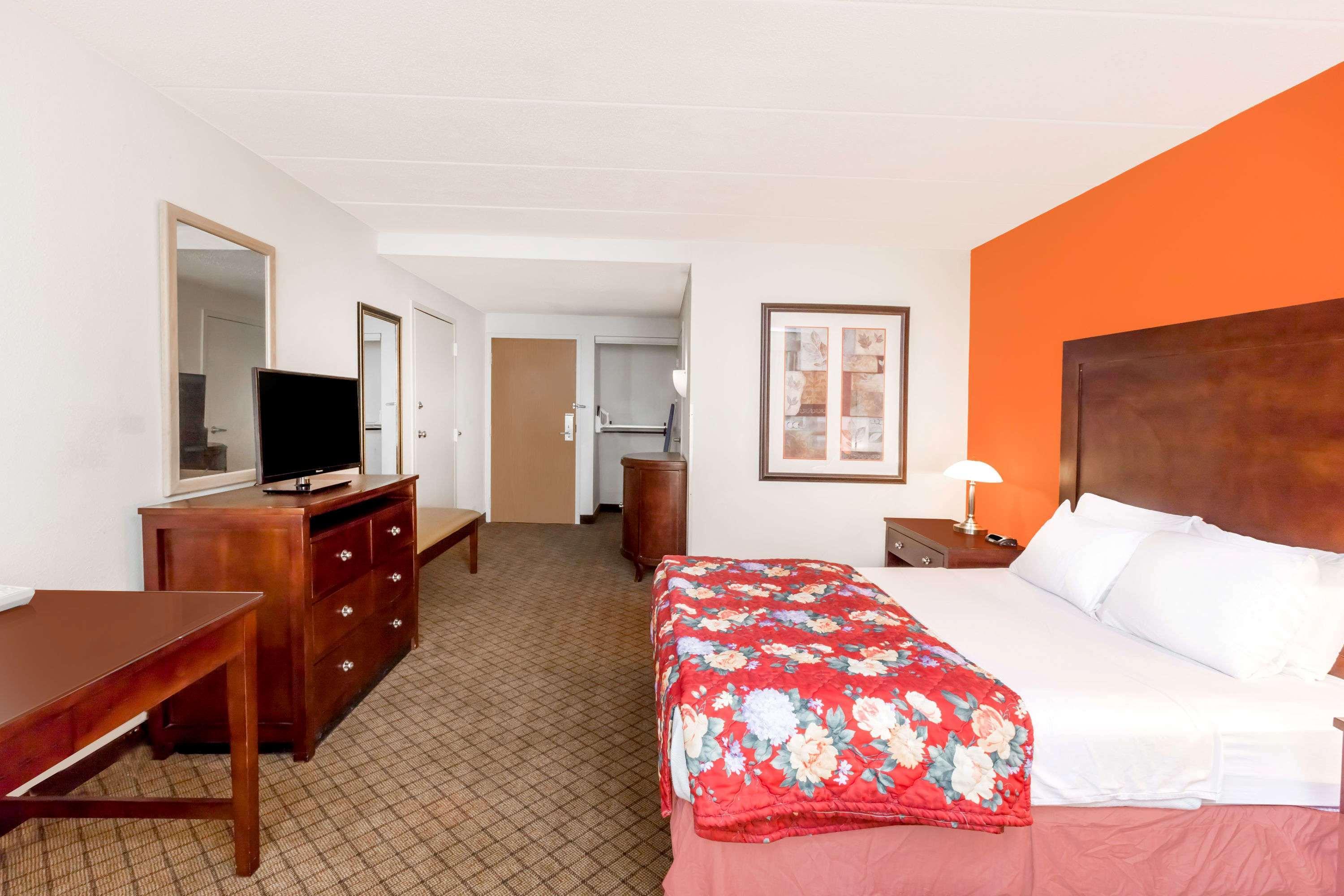 Ramada By Wyndham Lansing Hotel & Conference Center Extérieur photo