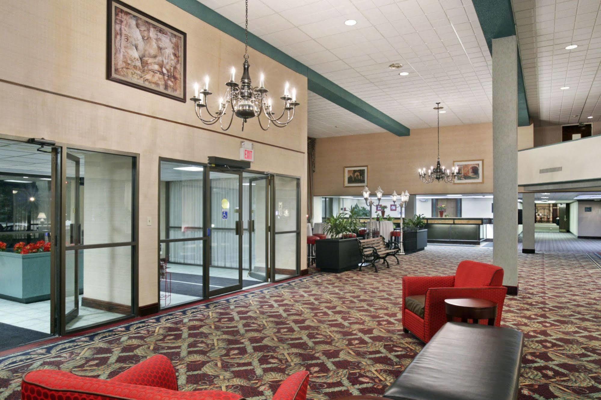 Ramada By Wyndham Lansing Hotel & Conference Center Extérieur photo